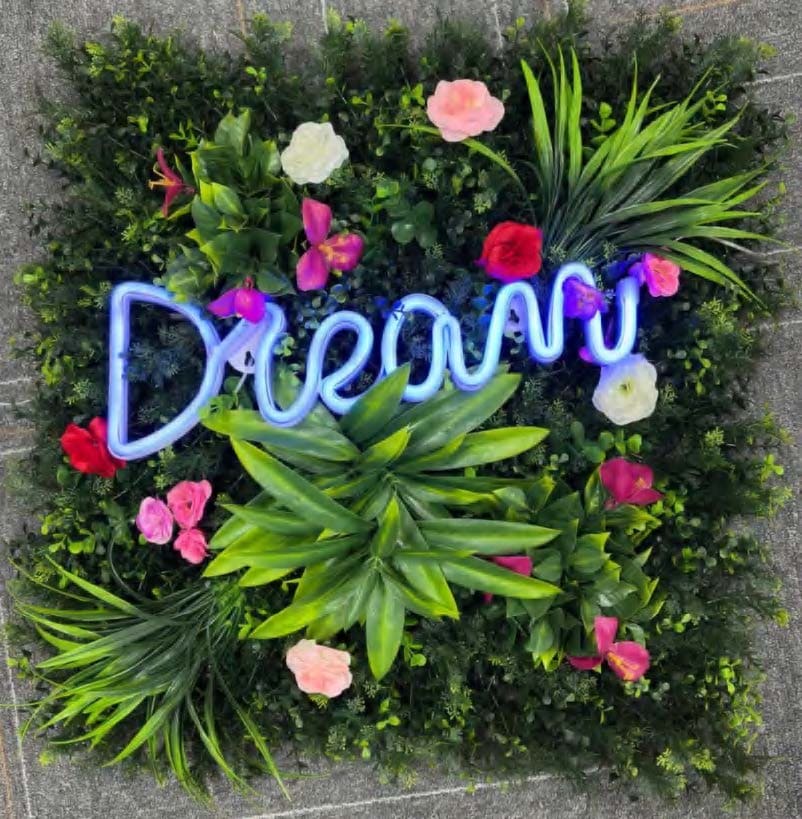 フェイクグリーンウォールと青色LEDネオンサインを組み合わせたグリーンネオン看板|Dreamデザイン