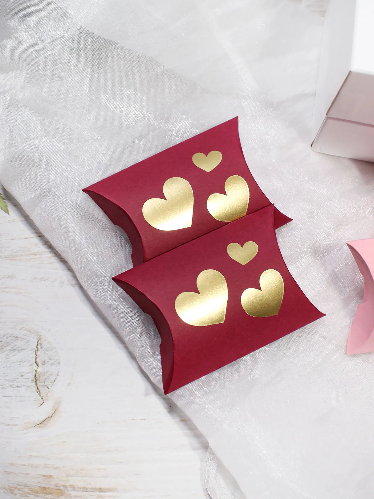 ロマンチックなラブピロー型ギフトボックス