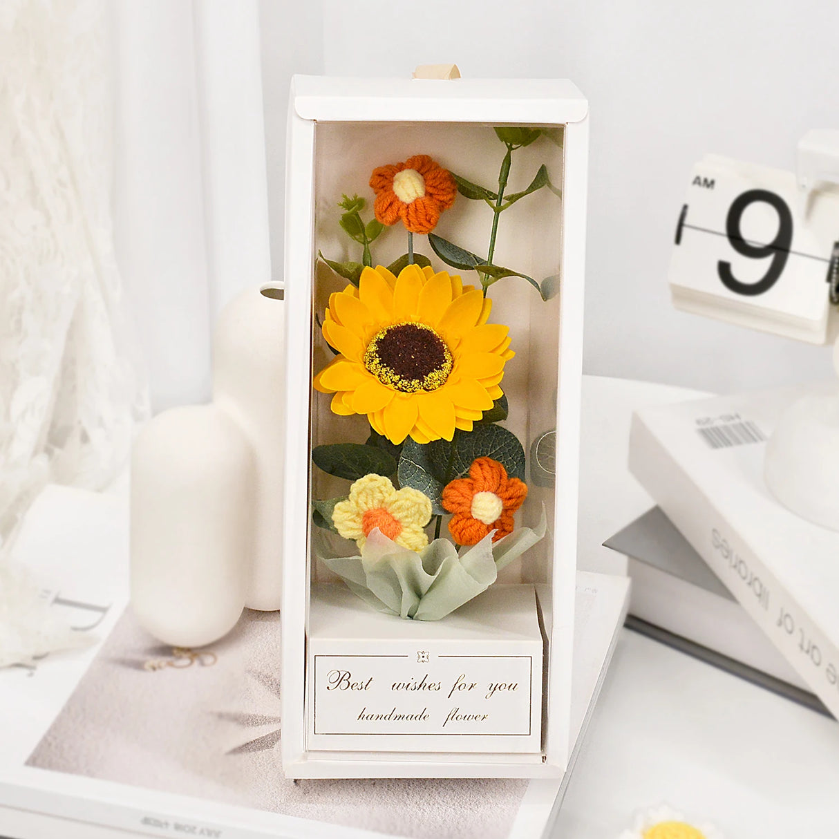ギフトボックス入りの手作りかぎ針編みのひまわりブーケ吊り下げ装飾・デスクトップディスプレイ・お友達への心のこもったギフトに最適です