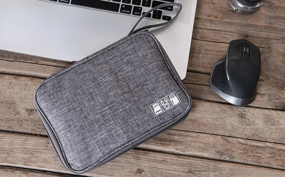 |イベント・ノベルティ用品 | 防水 旅行用 USB・コードなど小分け収納できる便利なバック