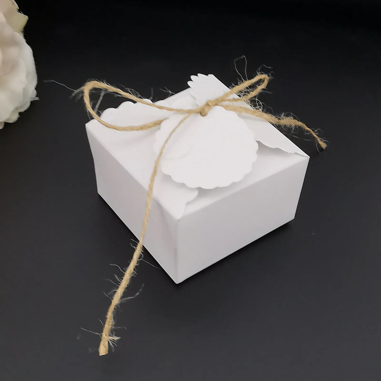 |イベント・ノベルティ用品 | 麻リボン付きクラフト紙ボックス | W6.5xH4xD6.5cm