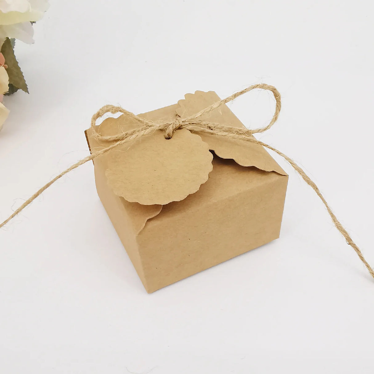 |イベント・ノベルティ用品 | 麻リボン付きクラフト紙ボックス | W6.5xH4xD6.5cm