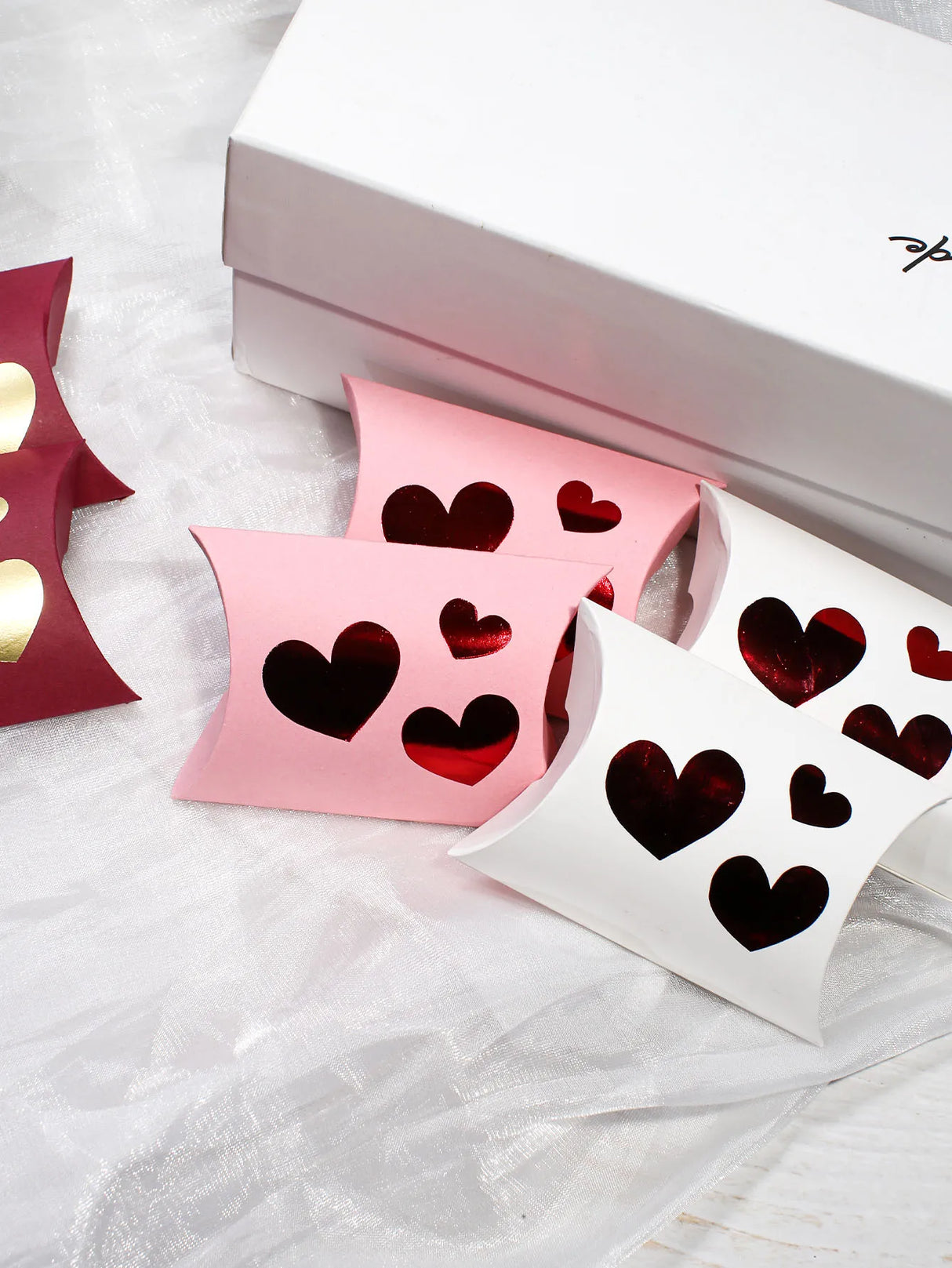 ロマンチックなラブピロー型ギフトボックス