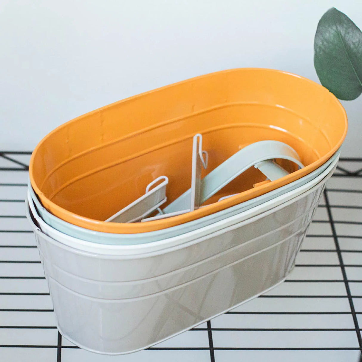 取り外し可能なダブルフック・取り外し可能なブリキハンギングプランター・ホームオーバルメタルプラントフラワーポットフェンスバルコニーガーデンハンギングプランターポット