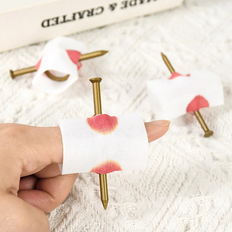 イベント・ハロウィングッズ|ユニークおもちゃ!指に釘が刺さったグッズ(5個セット)