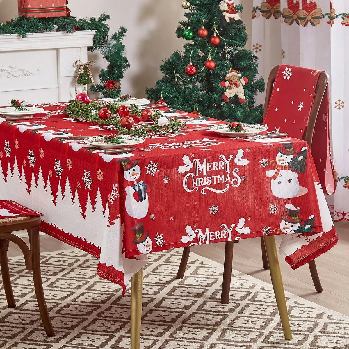 本場ドイツの上質な素材と作りで、カットワークも美しいクリスマステーブルクロス 本場ドイツの上質な素材と作りで、カットワークも美しいクリスマス