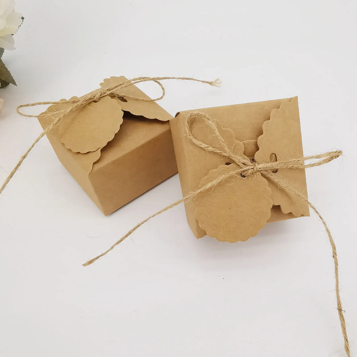 |イベント・ノベルティ用品 | 麻リボン付きクラフト紙ボックス | W6.5xH4xD6.5cm