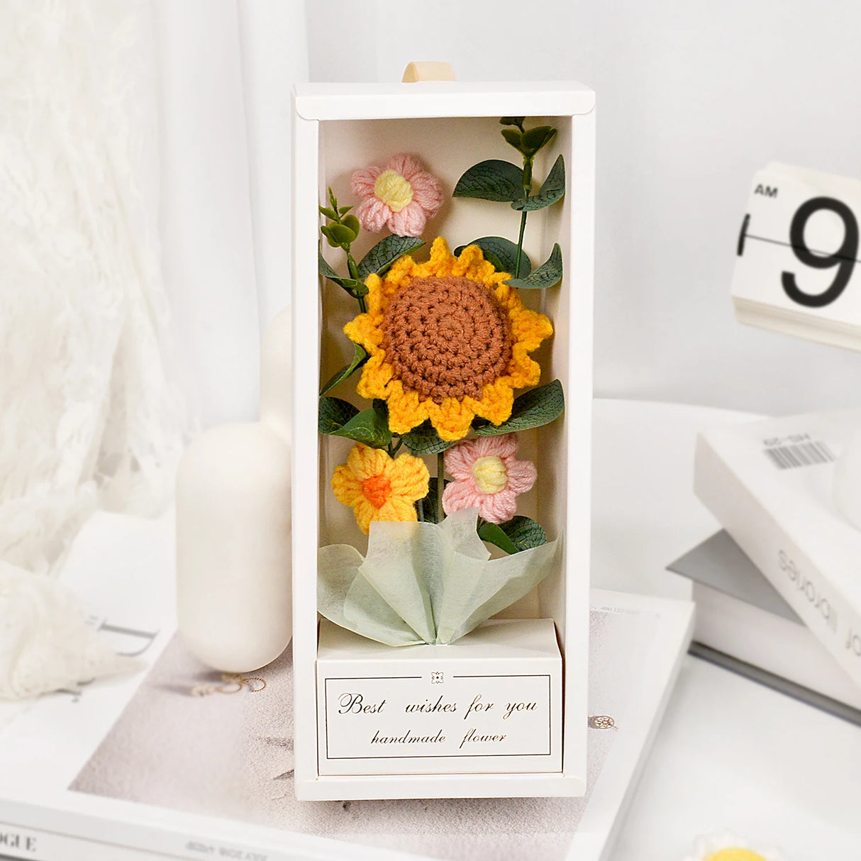 ギフトボックス入りの手作りかぎ針編みのひまわりブーケ吊り下げ装飾・デスクトップディスプレイ・お友達への心のこもったギフトに最適です