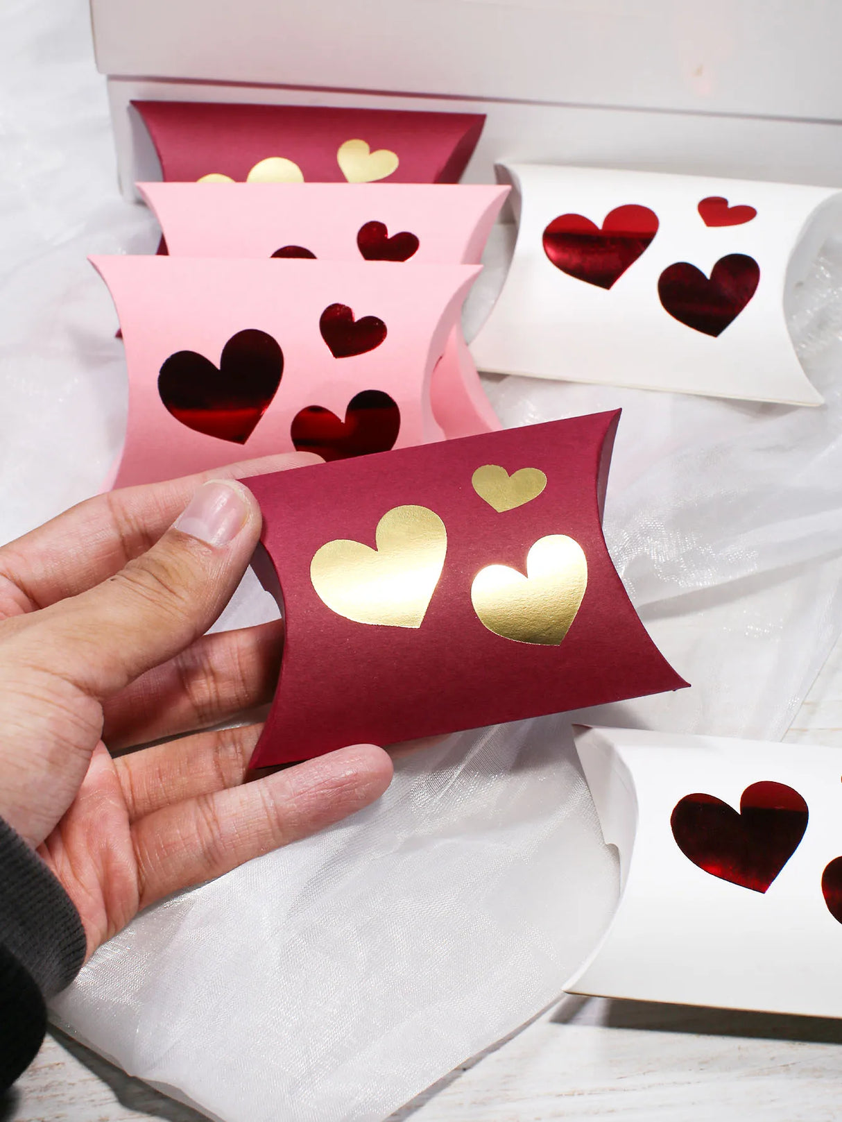 ロマンチックなラブピロー型ギフトボックス