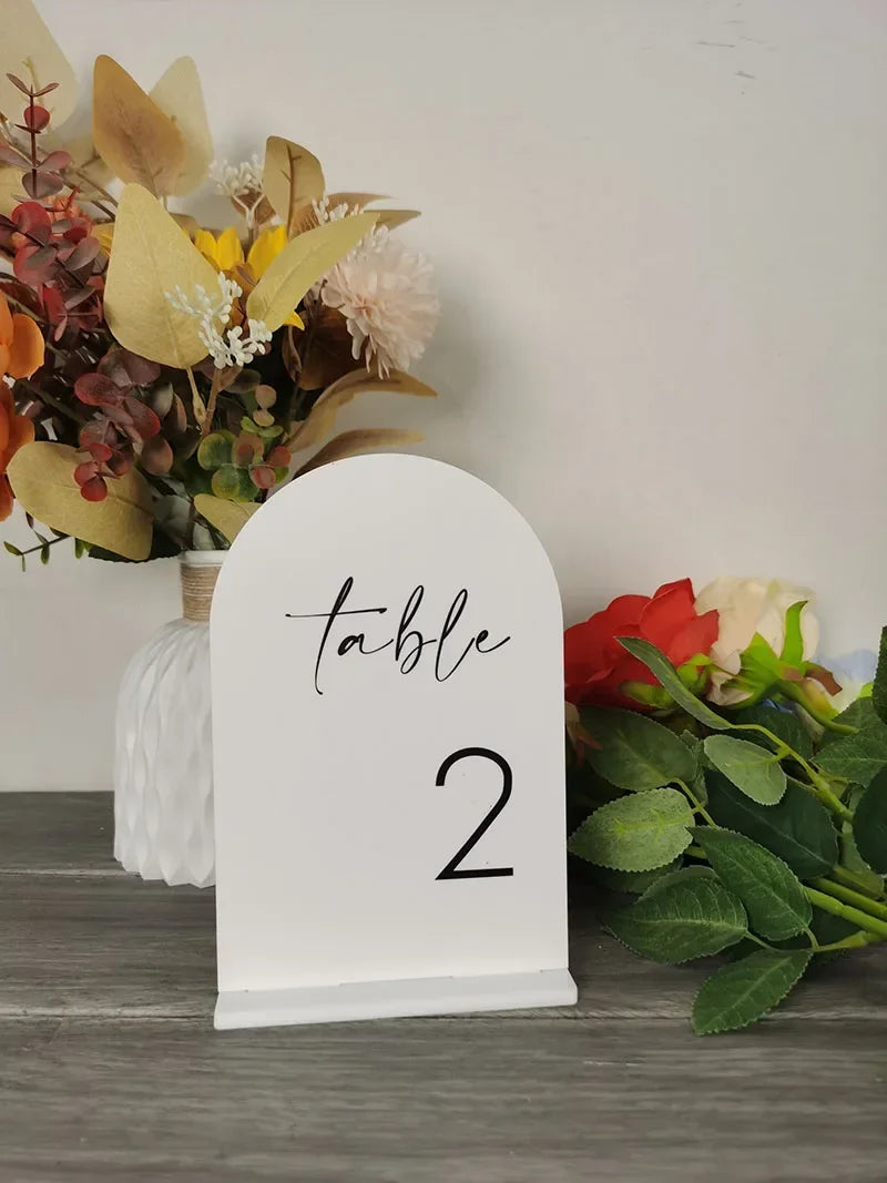 イベント・結婚式装飾|アクリル製アーチ型テーブルナンバーサイン