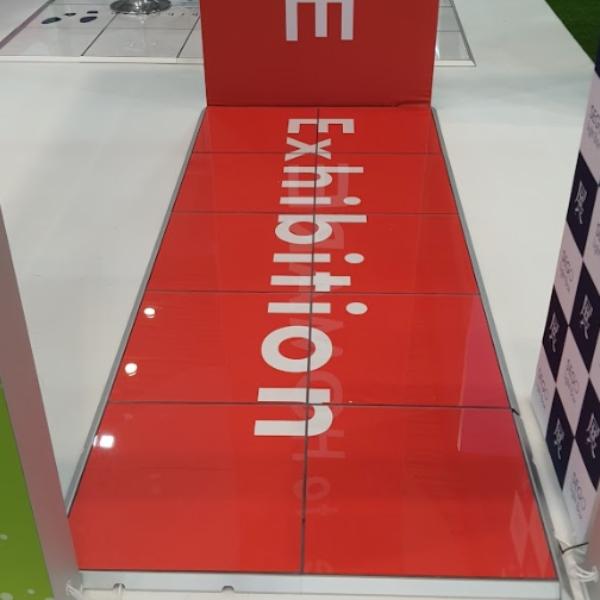 フロリア(Flooréa)ポータブルステージ FL01|展示会・イベント用デザイン床パネル 4枚1組 1000×1000mm