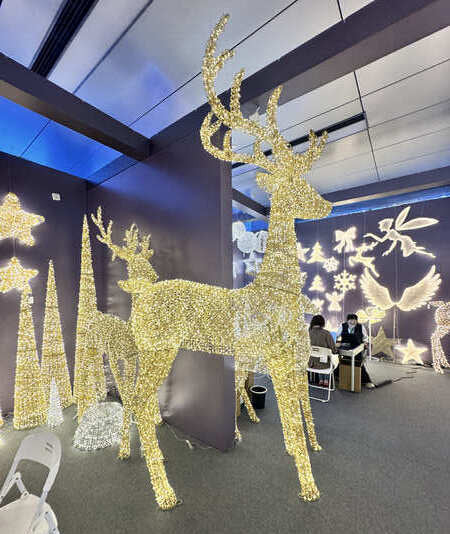 大型LEDトナカイオブジェとクリスマスライト装飾 展示会場の点灯イメージ|誉PRINTING