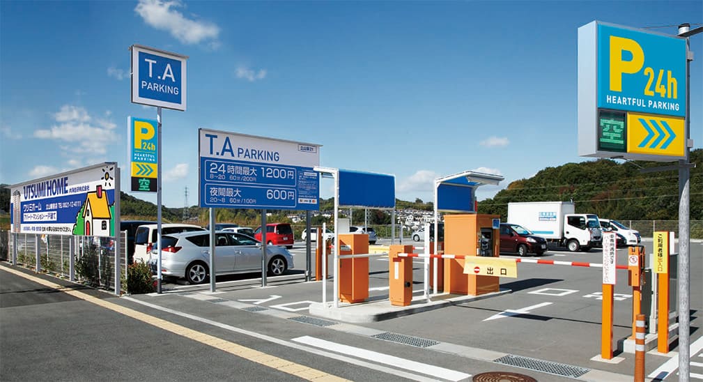 駐車場入口に設置されたLEDパーキングサインと料金案内看板の施工事例
