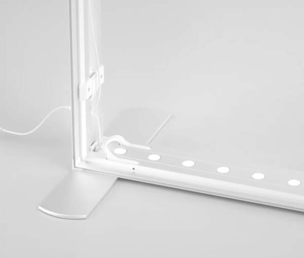 セゴライトボックス用LEDストリップ100cmを下部フレームに取り付けて点灯した状態|誉PRINTING