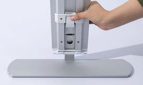 セゴライトボックスのアルミフレームと安定用フットを固定する工程｜誉PRINTING