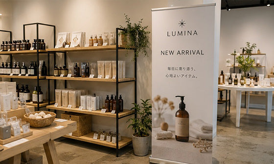 ロールアップバナースタンドを店舗に設置した販促・新商品告知イメージ｜誉PRINTING