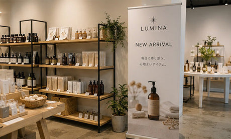 ロールアップバナースタンドを店舗に設置した販促・新商品告知イメージ｜誉PRINTING
