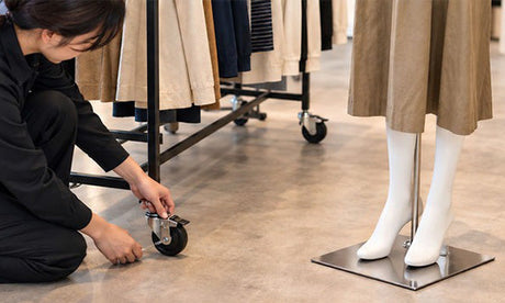 店舗什器の固定部・キャスター・商品落下対策を確認する耐震点検イメージ｜誉PRINTING