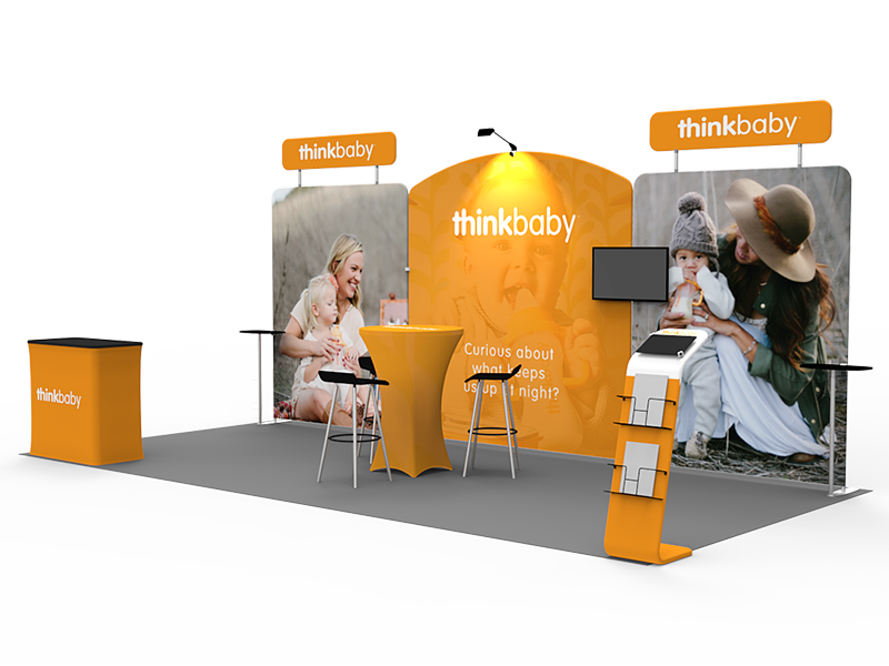 2小間 展示会ブース BOOTH-06｜バックウォール05 2枚 ヘッダー付き＋中央壁面（iPad・カウンター付）