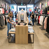 ネスト（親子）テーブル 木製衣類ディスプレイラック 小売店に適した安定設計