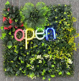 フェイクグリーンウォールと多色LEDネオンサインを組み合わせたグリーンネオン看板｜OPENデザイン