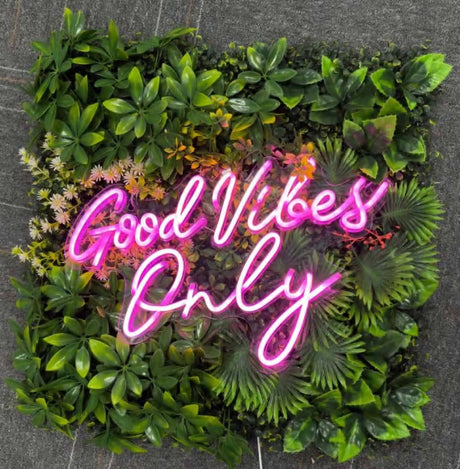 フェイクグリーンウォールとピンク色LEDネオンサインを組み合わせたグリーンネオン看板｜Good Vibes Onlyデザイン