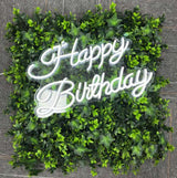 フェイクグリーンウォールと白色LEDネオンサインを組み合わせたグリーンネオン看板｜Happy Birthdayデザイン
