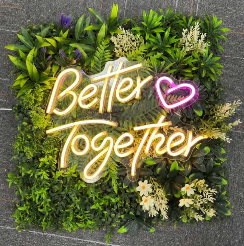フェイクグリーンウォールとLEDネオンサインを組み合わせたグリーンネオン看板｜Better Togetherデザイン