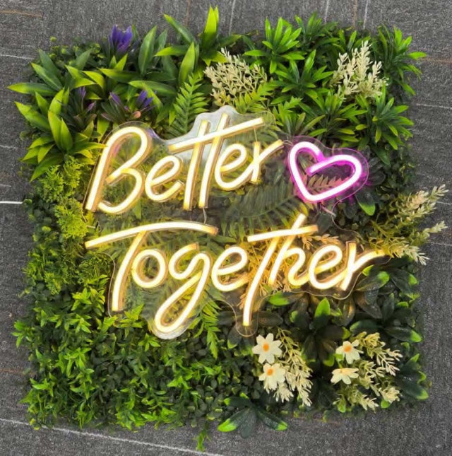 フェイクグリーンウォールとLEDネオンサインを組み合わせたグリーンネオン看板｜Better Togetherデザイン