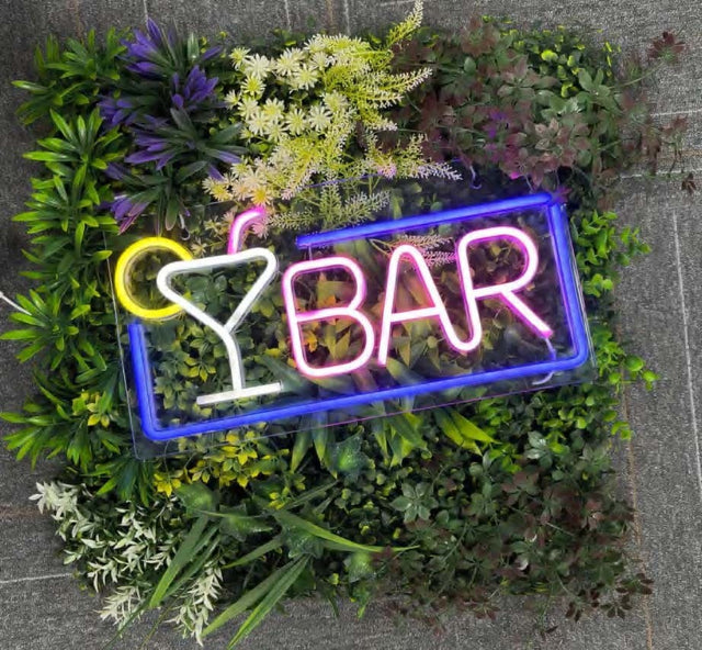 フェイクグリーンウォールと多色LEDネオンサインを組み合わせたグリーンネオン看板｜BARデザイン