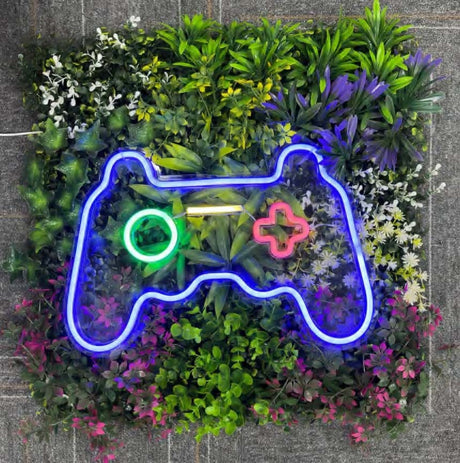 フェイクグリーンウォールと多色LEDネオンサインを組み合わせたグリーンネオン看板｜ゲームコントローラーデザイン