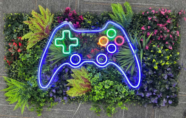 フェイクグリーンウォールと多色LEDネオンサインを組み合わせたグリーンネオン看板｜大型ゲームコントローラーデザイン