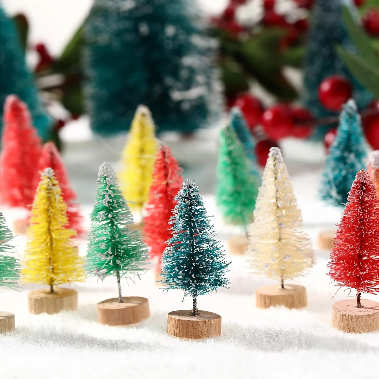 ミニ人工クリスマスツリー・12個パック・木製ベース付き・DIYクラフトやホリデーホームデコレーションに最適な卓上ボトルブラシツリー