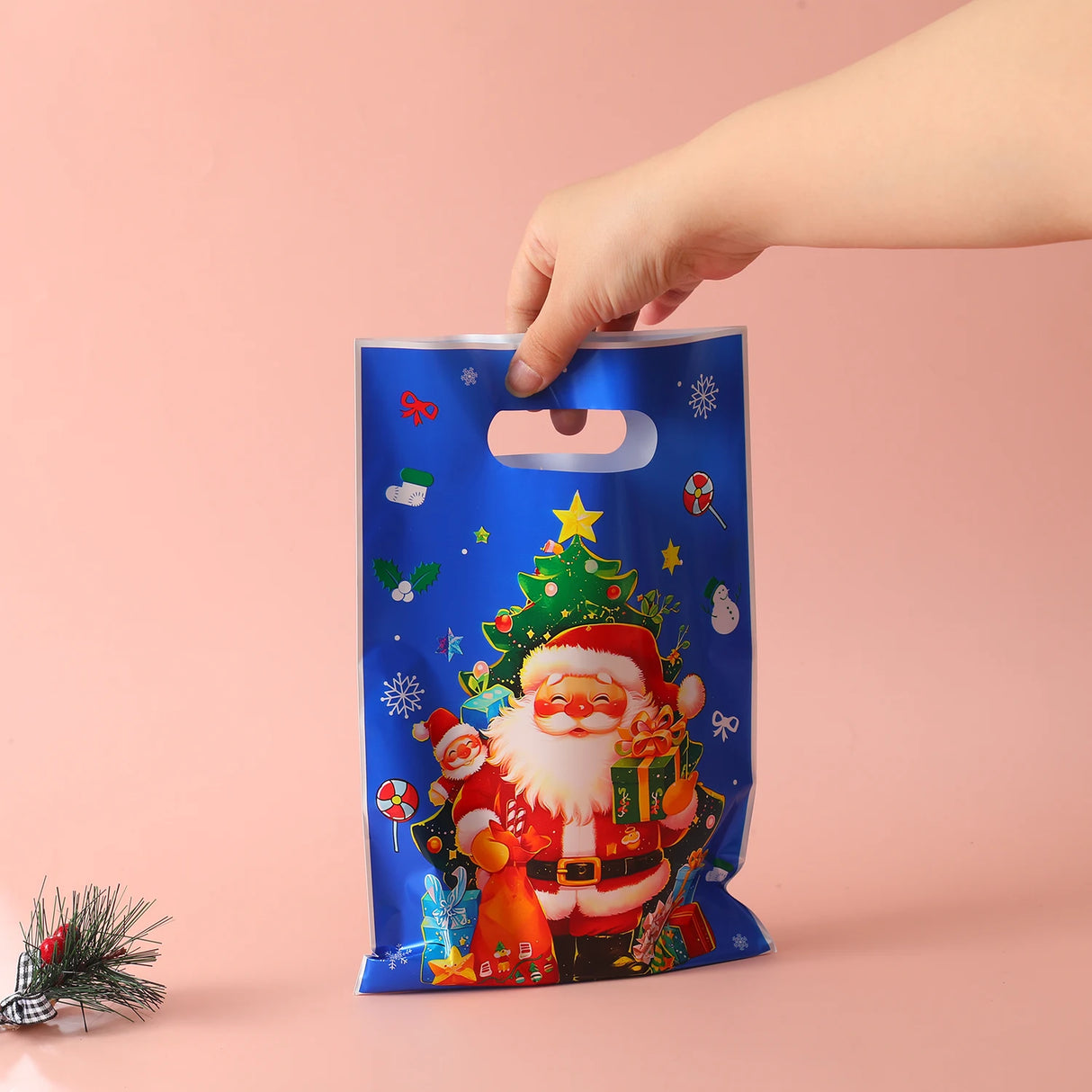 イベント・クリスマス装飾｜ビニール製クリスマス柄ギフトバッグ (50枚入 )