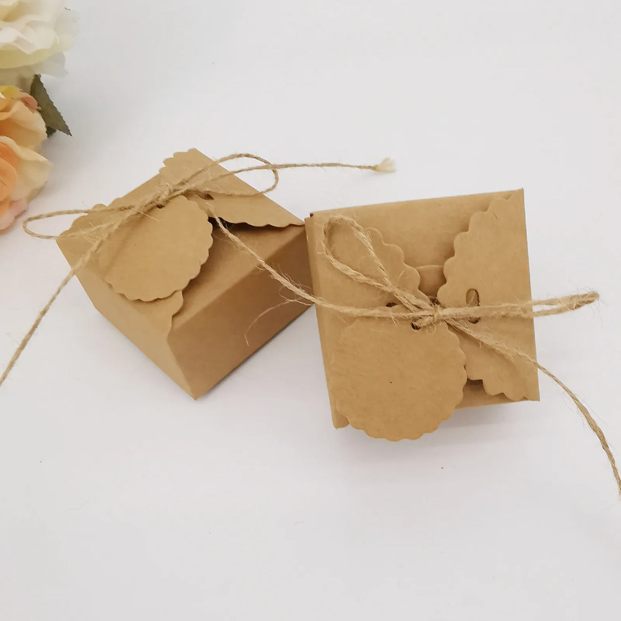 |イベント・ノベルティ用品 | 麻リボン付きクラフト紙ボックス | W6.5xH4xD6.5cm