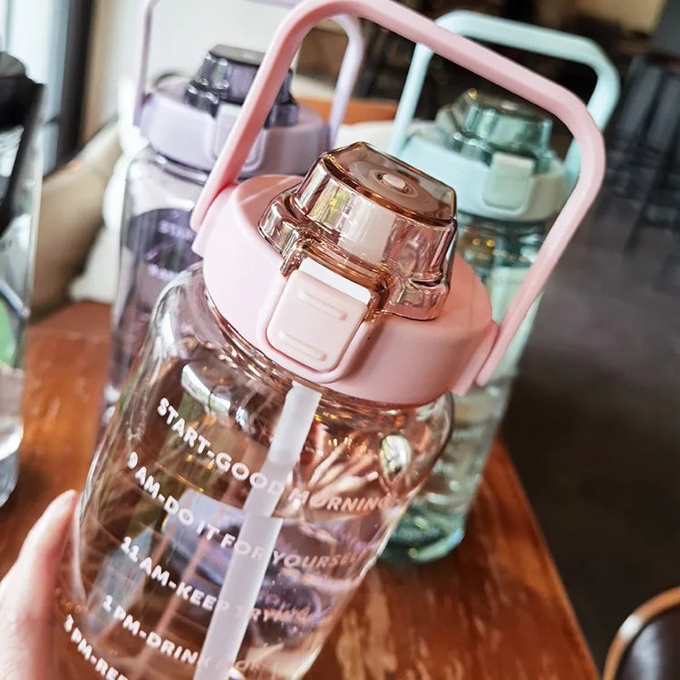|イベント・ノベルティ用品 |大容量！ ストロー付きクリアーカラーウォーターボトル | 2000ml