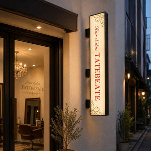 縦長LED突出し看板の設置イメージ｜ヘアサロンの外壁に設置した店舗用サイン｜誉PRINTING