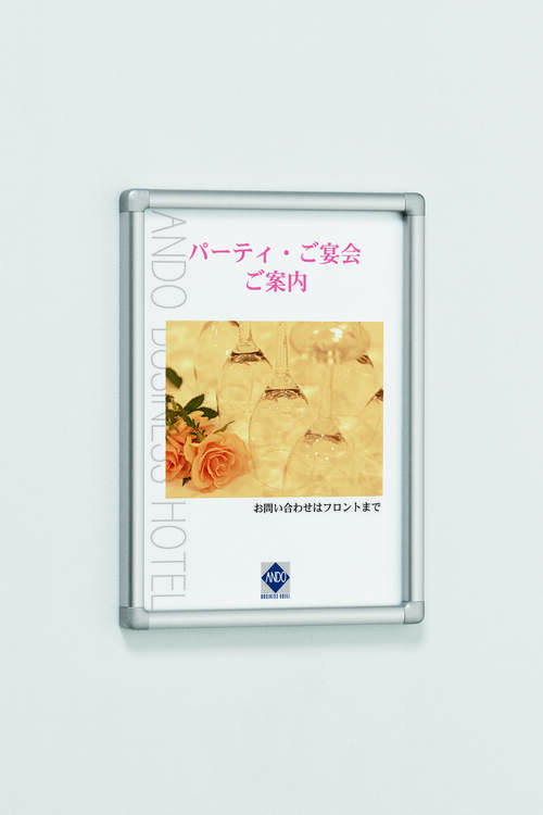 POPパネル AP13 シルバーフレーム 屋内壁面ポスター掲示例｜誉PRINTING