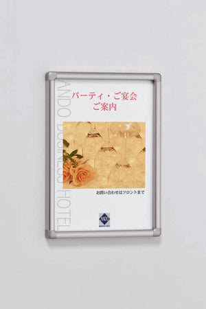 POPパネル AP13 シルバーフレーム 屋内壁面ポスター掲示例｜誉PRINTING
