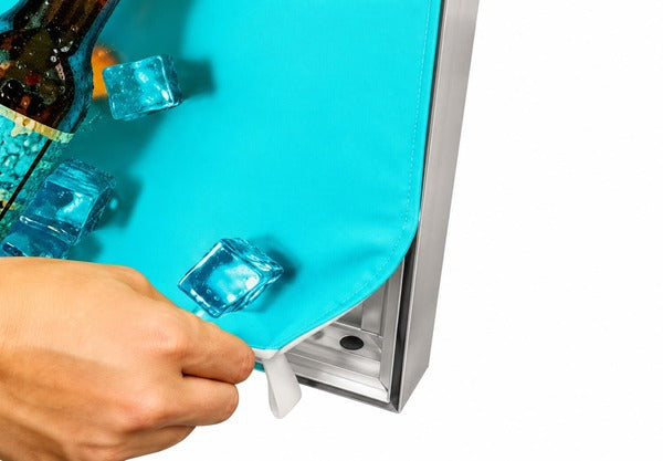 Hanging Boss Light 天吊り薄型ライトボックスの印刷スクリーンを取り外す様子｜誉PRINTING