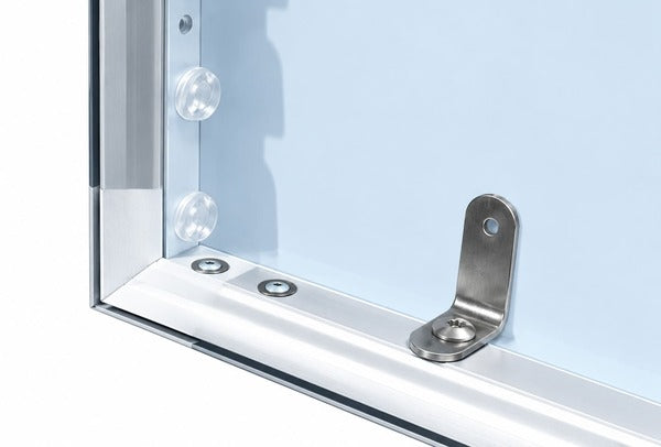 Wall Mounted Boss Light 壁掛け薄型ライトボックスの内側にある壁面固定金具｜誉PRINTING