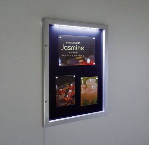 FB6627屋外用LED壁面掲示板にポスターを掲示した点灯時の使用イメージ｜誉PRINTING