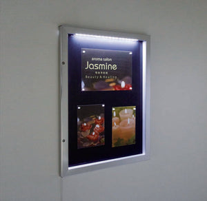 FB6627屋外用LED壁面掲示板にポスターを掲示した点灯時の使用イメージ｜誉PRINTING