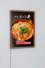 LED内照パネル FE933 木目フレーム かつ丼ポスター設置例｜誉PRINTING