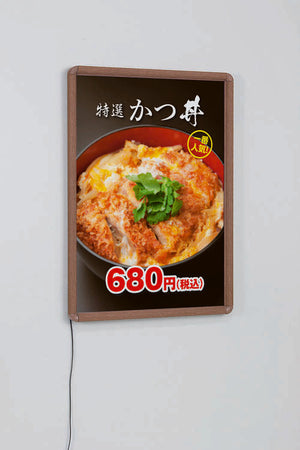 LED内照パネル FE933 木目フレーム かつ丼ポスター設置例｜誉PRINTING