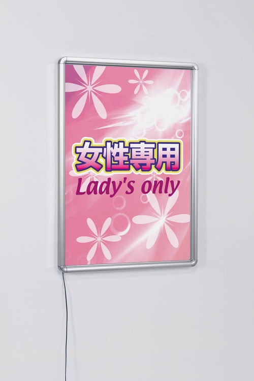 LED内照パネル FE933 シルバーフレーム 女性専用サイン設置例｜誉PRINTING