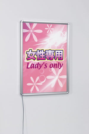 LED内照パネル FE933 シルバーフレーム 女性専用サイン設置例｜誉PRINTING