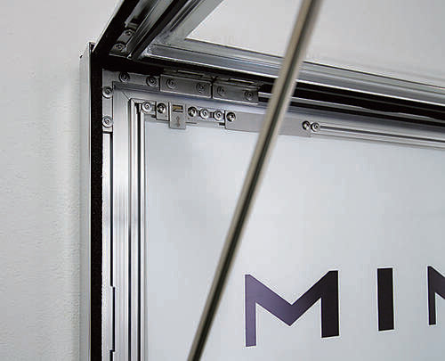 屋外用LED内照パネル FE9925 はね上げ扉を開いた内部構造｜誉PRINTING