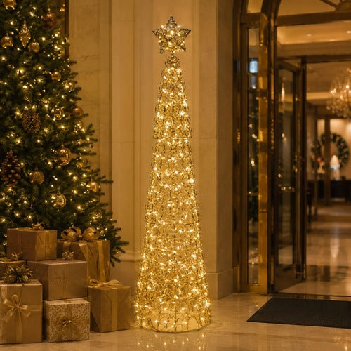 LEDクリスマスツリーオブジェ 152cm 星付き ゴールド装飾 ホテル入口のクリスマス設置イメージ｜誉PRINTING