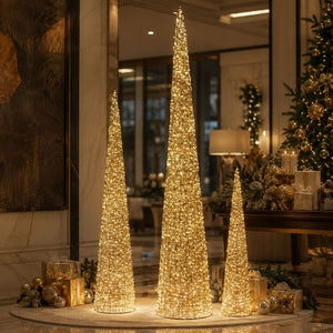 LEDコーン型クリスマスツリーオブジェ 選べる180cm・210cm・280cm ゴールド装飾 ホテルロビーの設置イメージ｜誉PRINTING